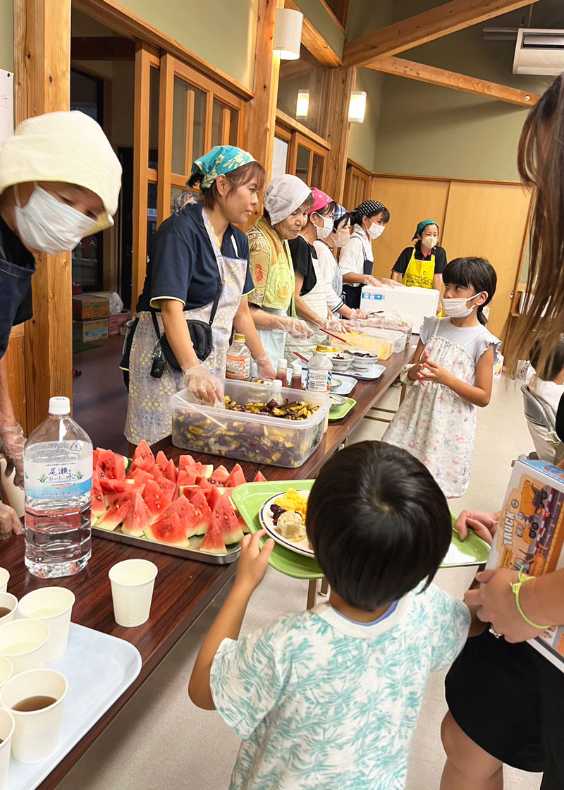 配膳をするボランティアの方々